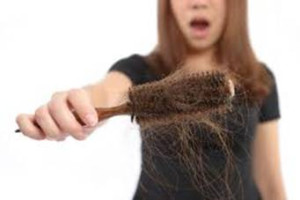 Da đầu khô và rụng tóc có liên quan đến nhau không?