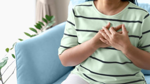 Đánh trống ngực có phải triệu chứng mãn kinh không?