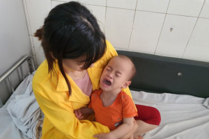 Xót xa cảnh mẹ "hoá điên" ôm con lang thang khắp phố