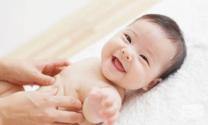 Bác sĩ hướng dẫn cách chăm sóc người bệnh bị viêm da cơ địa