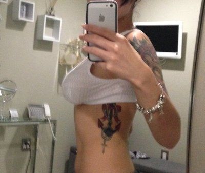 23 tuổi. Nâng ngực bằng túi độn size 400 cc. Đường mổ gần như vô hình ở dưới vú