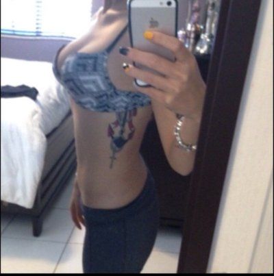 23 tuổi. Nâng ngực bằng túi độn size 400 cc. Đường mổ gần như vô hình ở dưới vú