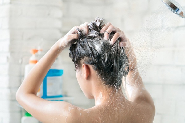 Có nên gội đầu trong ngày “đèn đỏ” không?