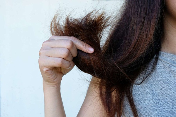 Làm thế nào để tăng độ ẩm cho tóc khô?