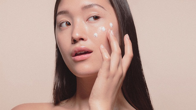 Nên Thoa Sản Phẩm Dưỡng Da Lên Da Ẩm Hay Khô?