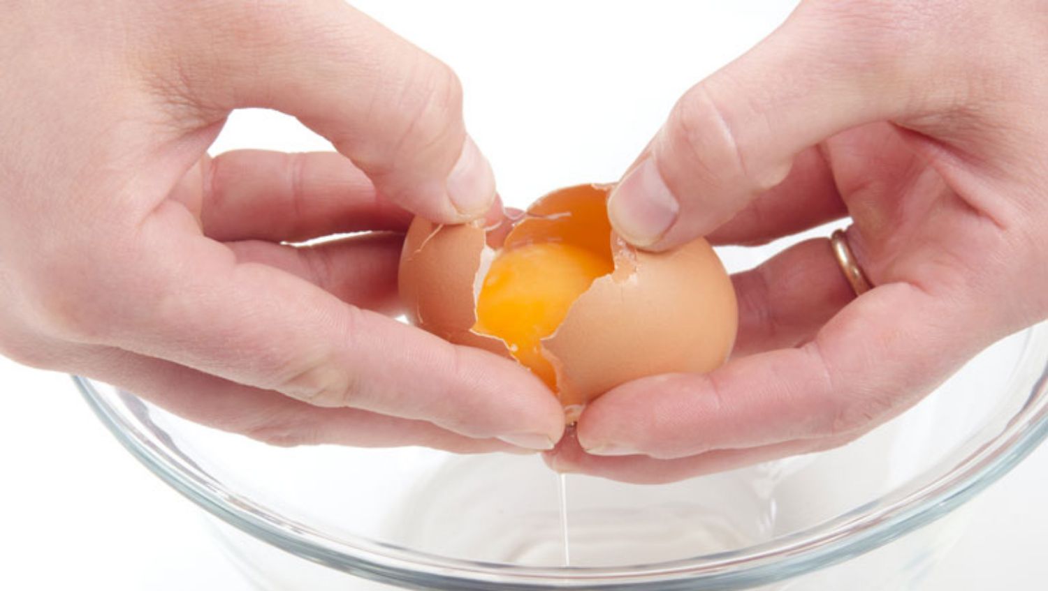 Cách trị mụn bằng lòng trắng trứng