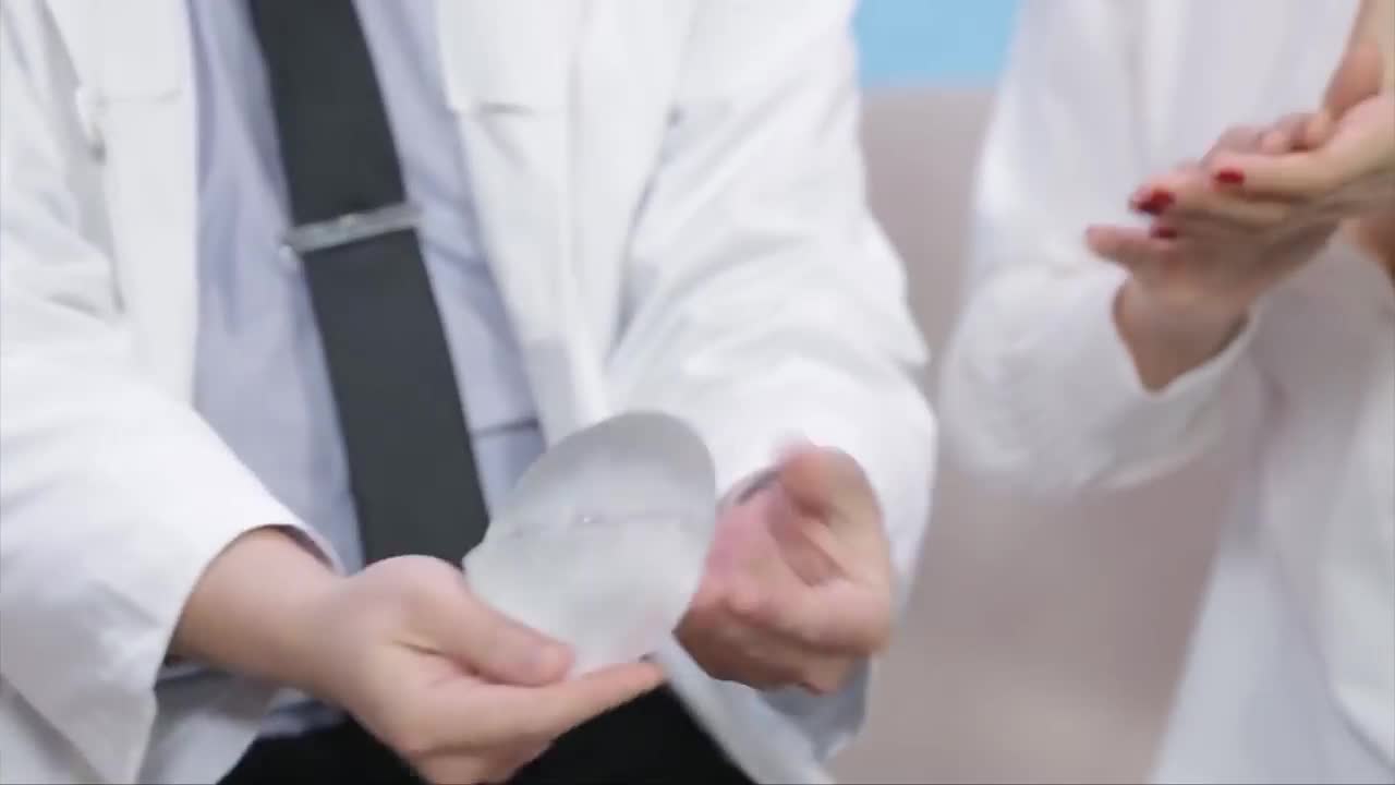 Hoa hậu Kỳ Duyên và Bs Chiêm Quốc Thái chia sẻ về trải nghiệm nâng ngực