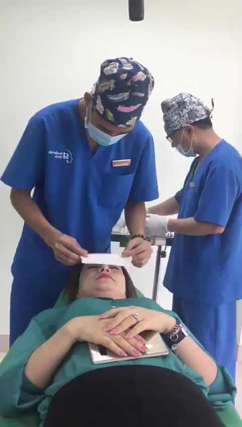 Cận cảnh ca tiêm Botox điều trị nếp nhăn gian mày