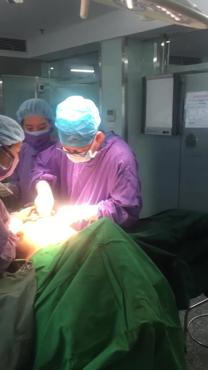 Bật mí, chị gái đã nâng ngực tại nơi khác và bị bao xơ, ngực co cứng