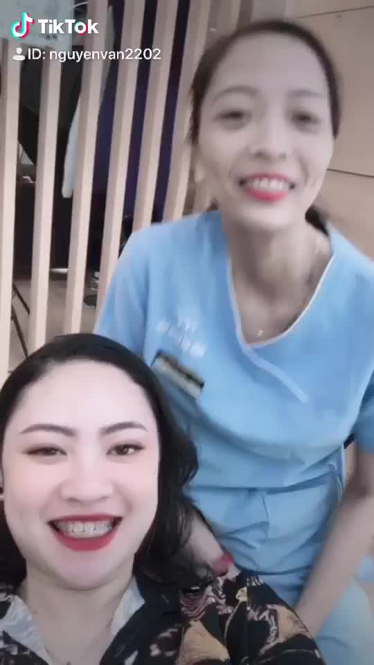 Nhân viên Hoàng Tuấn xinh đẹp trải nghiệm dịch vụ tại nơi làm việc
