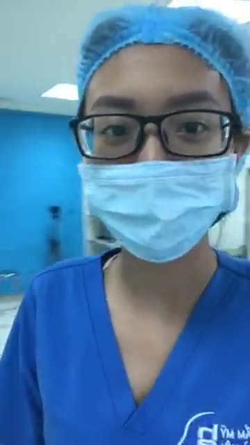Sau 30p nhấn mí, bạn gái xinh xắn đã có đôi mắt hai mí to đều, rõ nếp