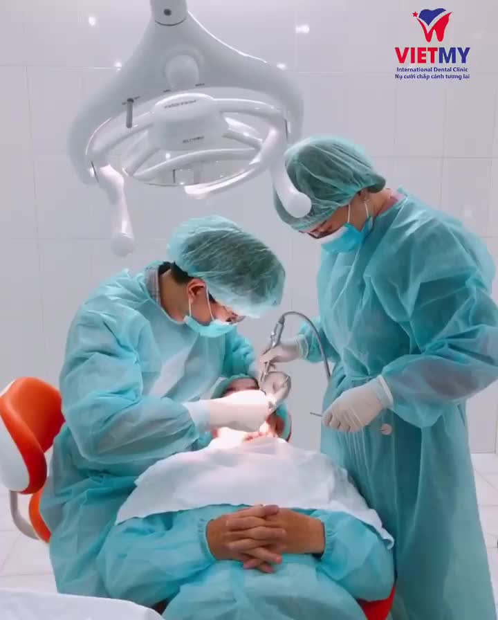 Chú khách hàng 60 tuổi từ Thái Nguyên đến với Nha khoa Quốc tế Việt Mỹ trong tình trạng mất R37