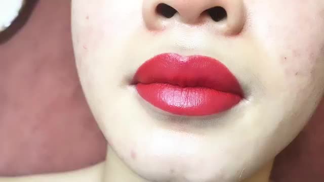 Một bờ môi quyến rũ và căng bóng sau khi phun môi phủ bóng collagen vừa thực hiện xong