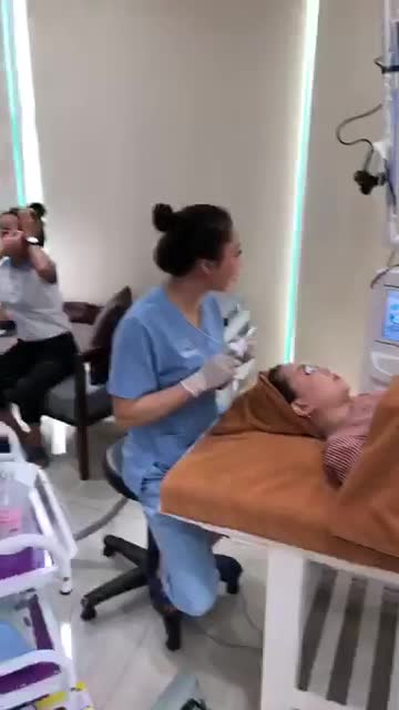Khách hàng nào đang quan tâm dịch vụ điều trị sẹo rỗ, lỗ chân lông to không ạ?