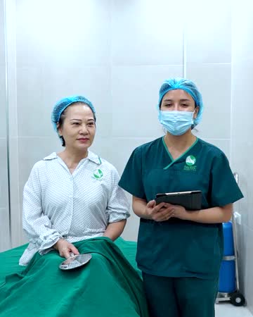 NÂNG CUNG MÀY P'Cell kết hợp với keo dán sinh học Nano PolyCell được dùng ngay sau khi PT, tạo ra một lớp màng film mềm mại và đàn hồi có tác dụng căng giữ vết thương, kháng khuẩn hiệu quả.