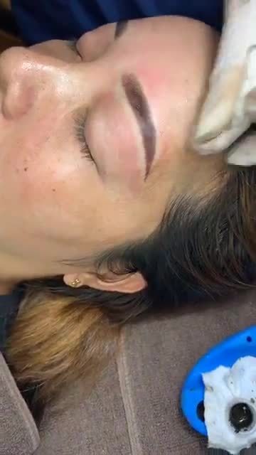 CẬN CẢNH QUÁ TRÌNH PHUN TẢN BỘT CHÂN MÀY TẠI JW SKINCARE CLINIC