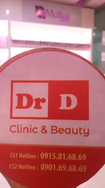 Thăm khám khách hàng sau khi nâng ngực tại Thẩm mỹ DrD