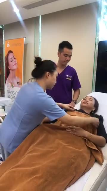 Bs Phong sử dụng Botox để xoá bỏ nếp nhăn động vùng đuôi mắt cho khách hàng