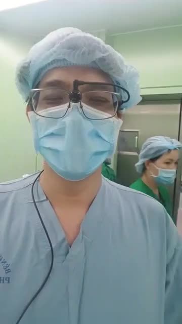 Nâng ngực nội soi chân không