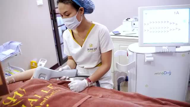 Cùng xem quy trình điều trị hôi nách bằng công nghệ Double MiraDry sẽ giúp bạn giảm tăng tiết mồ hôi nách nhanh chóng chỉ 1 lần duy nhất