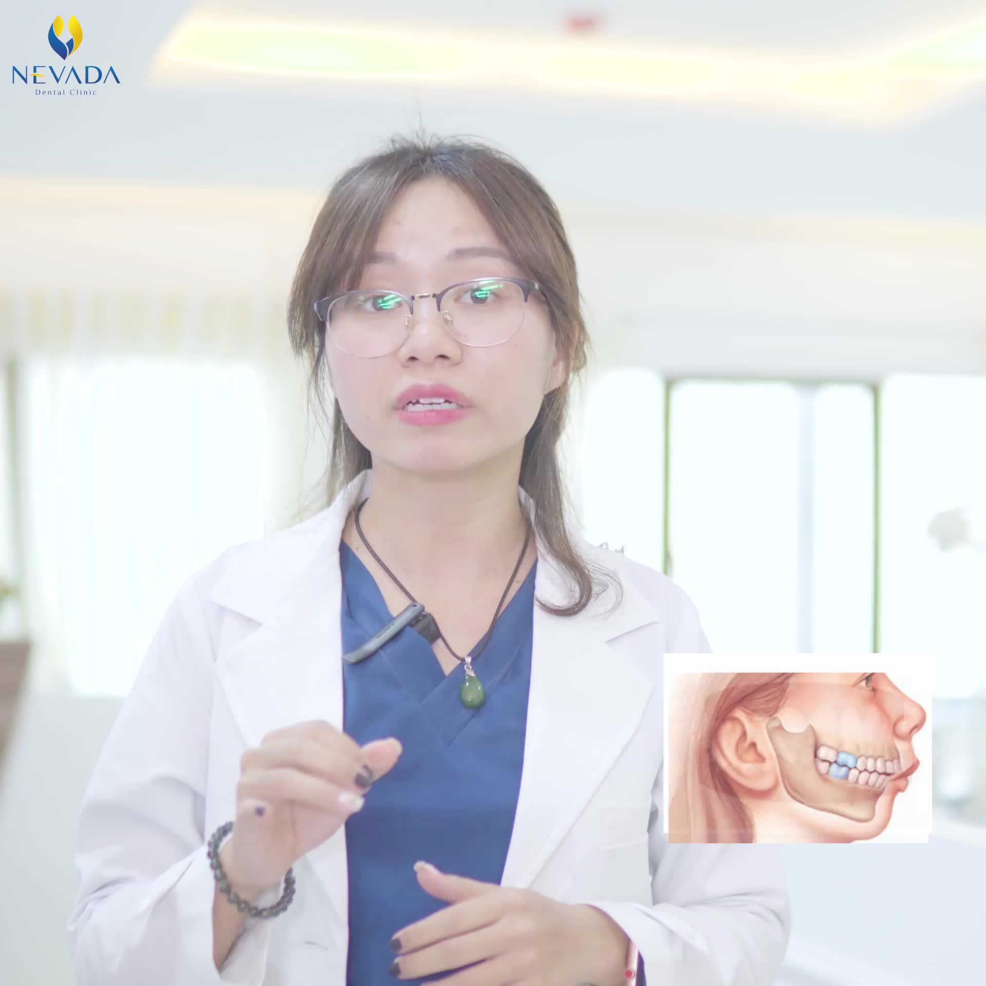 Niềng răng là giải pháp nắn chỉnh răng về đúng vị trí như mong muốn nhờ lực siết của khí cụ nha khoa như mắc cài, dây cung, attachment.