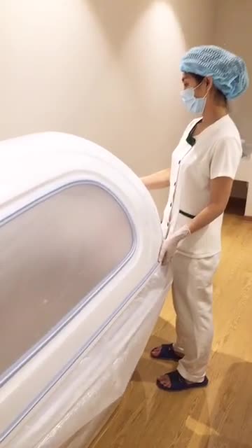 khách hàng tắm trắng Hi White 3D trong máy phi thuyền tại BVTM Đông Á