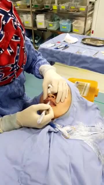 LÀM GÌ ĐỂ CÓ ĐÔI MÔI CÂN ĐỐI