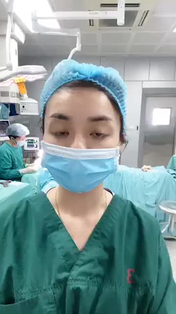Khuôn mặt trẻ ra đến 10 tuổi sau khi bơm mỡ tự thân toàn mặt.