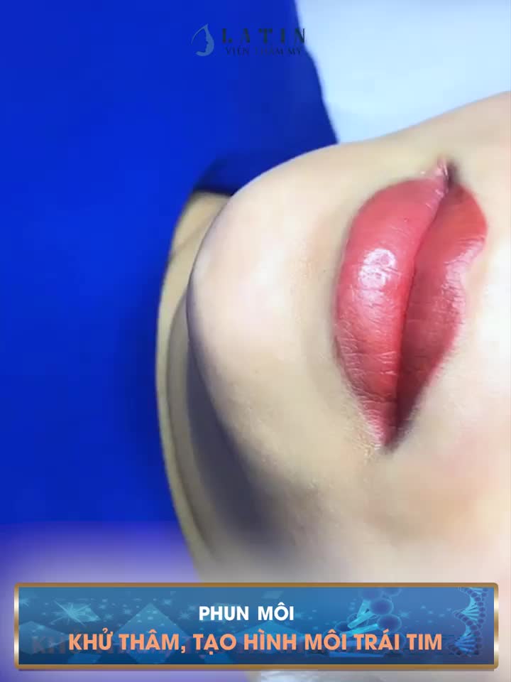 Khi đôi môi em còn đỏ mọng Em muốn nói lại gần hôn em đi