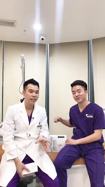 BS Phong điều trị sẹo rỗ cho BS Văn bằng công nghệ laser UltraPulse buổi thứ 2.