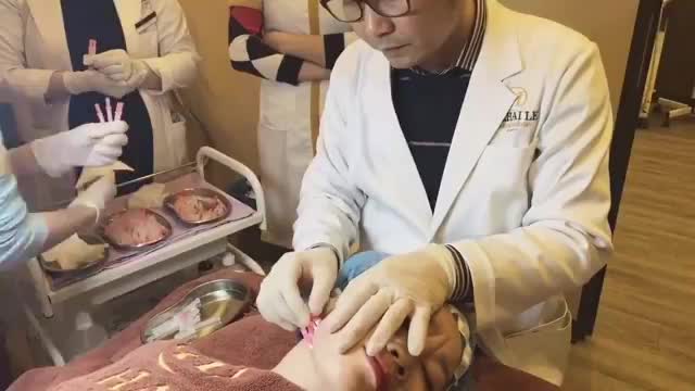 Thực hiện căng da mặt bằng công nghệ nâng cơ Diamond Med Lifting 5D.