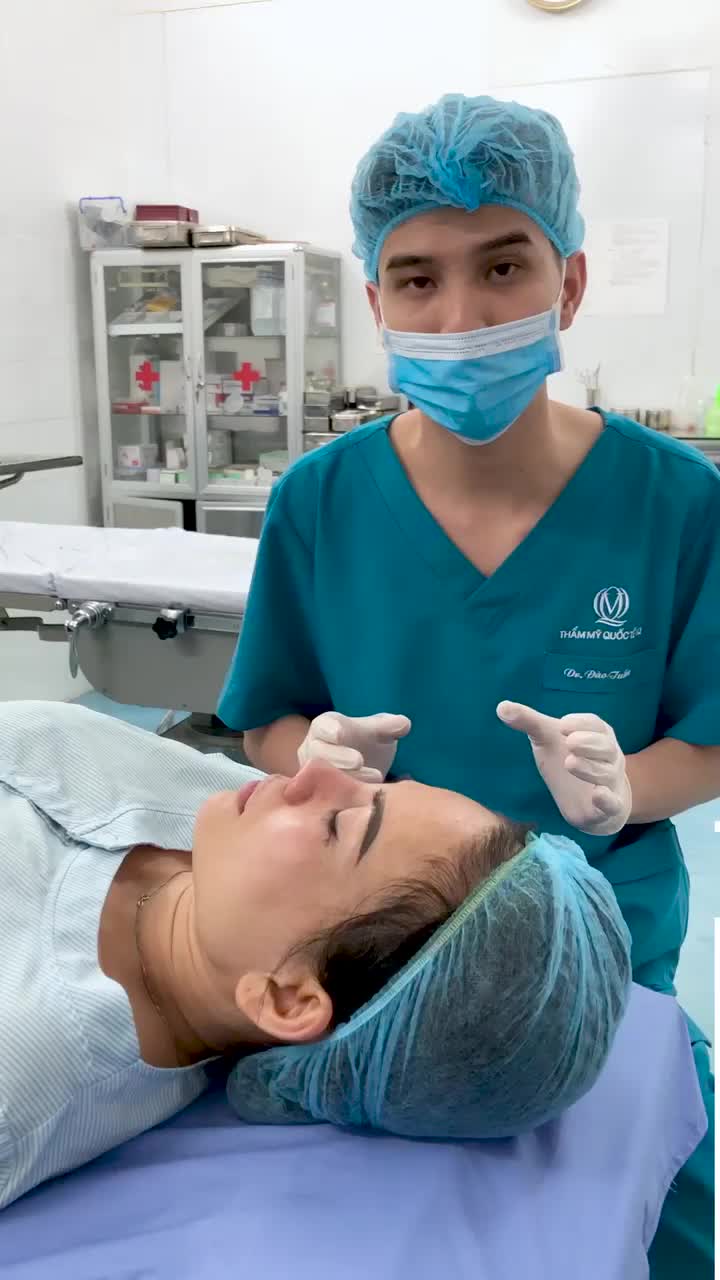 Cận cảnh quá trình Tiêm Botox cho chị KH thực hiện COMBO 3 dịch vụ: NÂNG MŨI SOFTLINE + CẮT MÍ DƯỚI + TIÊM BOTOX