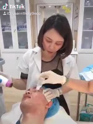 Đón chào vị khách hàng nam đang trải nghiệm công nghệ trẻ hoá da bằng phương pháp Thermage FLX tại bệnh viện thẩm mỹ Đông Á
