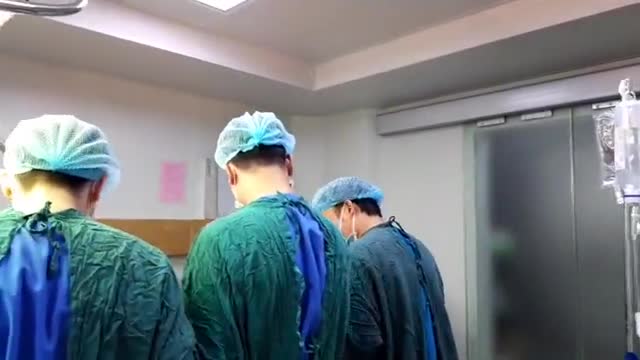 Bác sĩ cùng ekip miệt mài với Siêu combo Nâng ng.ưc kết hợp treo sa trễ + tạo hình thanh bụng + cấy mỡ mặt + cắt môi bé
