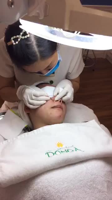 Sạch mụn chỉ sau một liệu trình Acne Remove tại Thẩm Mỹ viện Đông Á.