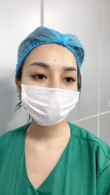 Góc hàm bạnh, mặt vuông, kém nữ tính.