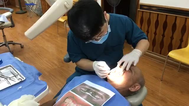 Gắn cố định cầu 12 răng cho ông Thức.