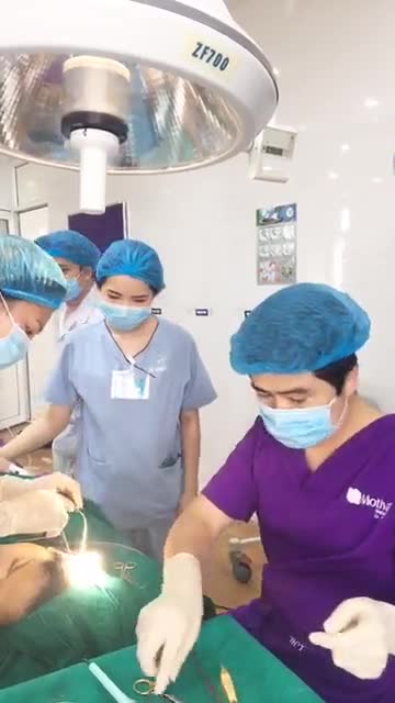 Ai đang quan tâm đến dịch vụ độn thái dương và độn cằm với chất liệu softxil thì xin mời vào xem livestream này của bác sĩ đi ạ