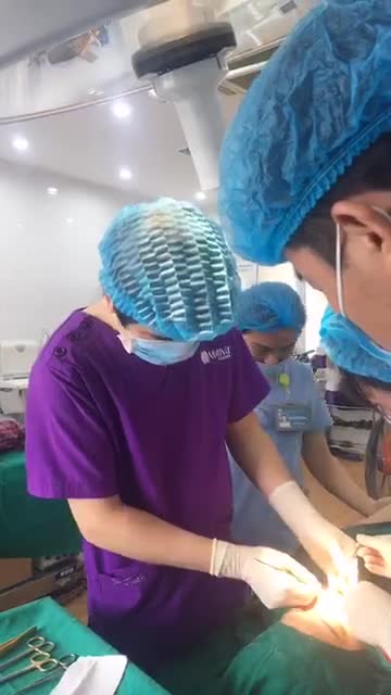 Quá trình độn cằm Vline cho khách hàng sau khi đã thực hiện nâng mũi Sline