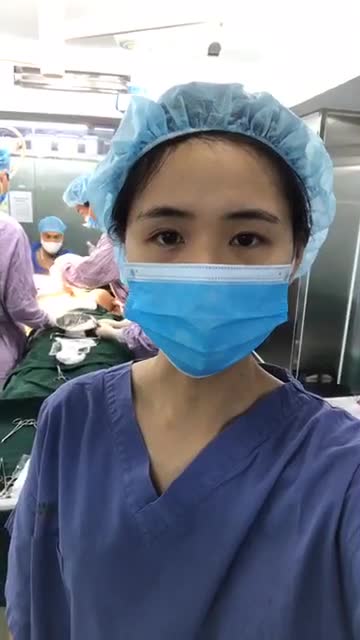 Đặt túi Mentor vỏ trơn size 250-275 cc ở khách hàng 32 tuổi, đường mổ nách