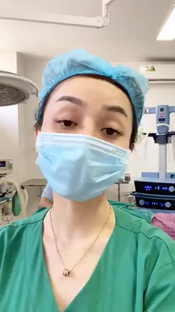 Ai đang khó chịu vì mồ hôi nách không ạ?