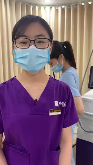 SẸO LỒI - do tai nạn khiến bạn gái mất đi tự tin của đôi tay ! Hãy cùng DR Hoàng Tuấn cải thiện tình trạng sẹo cho bạn gái này nhé.