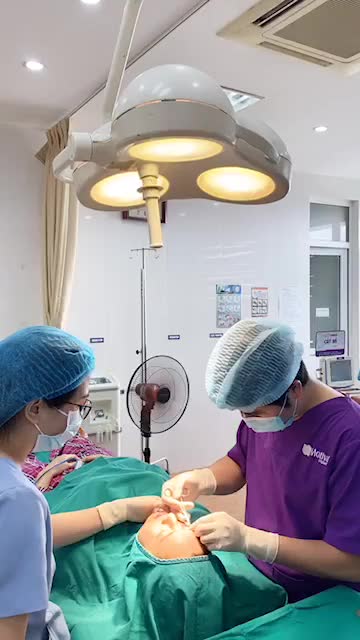 Giúp bạn gái 22 tuổi sở hữu mí tròn đều, cân đối ngay sau nhấn mí 5 điểm Dr Hoàng Tuấn chỉ chưa đầy 7 phút.