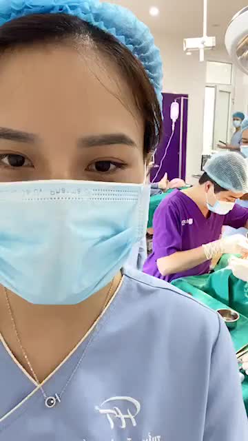 Chuẩn bị 12 giờ trưa rồi, Bs vẫn đang tiếp tục công việc với quá trình sửa mũi cho ca mũi đã từng nâng ở cơ sở khác 4 lần.