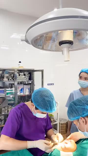 Tiếp tục nhấn mí cho một khách hàng thực hiện combo nhấn mí + cắt mí dưới tại Dr Hoàng Tuấn.