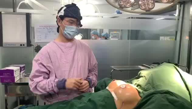 ANH CHỒNG TÂM LÝ ĐƯA VỢ ĐI NÂNG NGỰC