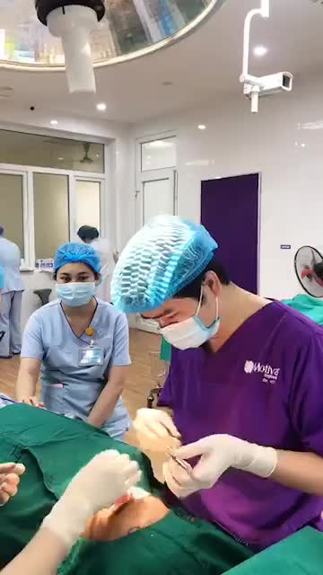 Làm đẹp cho 2 mẹ con đều thực hiện tạo hình môi trái tim của bác sĩ.