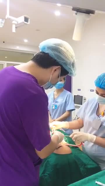Quá trình độn cằm với chất liệu Bistool Softxil cho vị khách hàng nam, mời cả nhà cùng theo dõi
