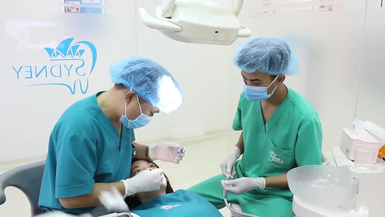 Mắc cài tự buộc có nắp trượt, tự động đóng mở để khóa dây cung vào khe mắc cài, không cần buộc chun hay dây thép nên dễ chịu hơn cho toàn bộ quá trình niềng răng.