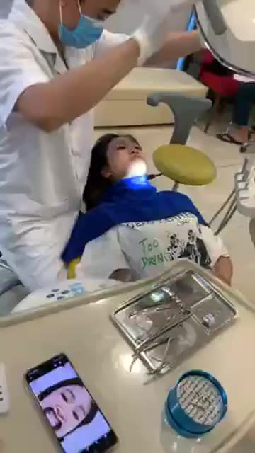 Tiến hành tháo mắc cài chỉnh sửa ca niềng răng hỏng ở nơi khác tới